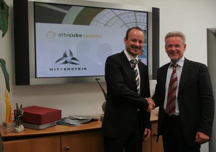 Dr. Manfred Wittenstein (Vorstandsvorsitzender der WITTENSTEIN AG, rechts) und Dr. Dirk Haft (Vorstandsvorsitzender der attocube systems AG, links)