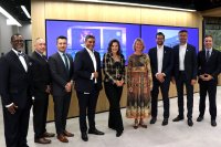 Die Delegationen von Michigan-Gouverneurin Gretchen Whitmer und von TÜV SÜD (v.l.n.r) : Quentin Messer, Jr., CEO & President of MEDC, John Gutierrez, Managing Director Office of Defense & Aerospace Innovation, Vlatko Tomic-Bobas, Investment Director, MEDC, Ishan Palit, CEO TÜV SÜD, Gretchen Whitmer, Gouverneurin, Sabine Nitzsche, CFO TÜV SÜD, Jan de Leon, CEO of TÜV SÜD's Americas region, Karl Meier, COO TÜV SÜD Product Service GmbH, Zachary Pohl, Principal Deputy.