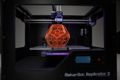 Der 3D-Drucker Replicator 2 von MakerBot kostet derzeit rund 1.890,00 Euro, als Modell 2X für ABS-Kunststoffe 2290 Euro.