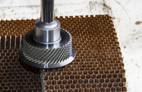 Der "Fibre-Cracker" ist das perfekte Fräswerkzeug für Wabenmaterial / Bildquelle: Hufschmied Zerspanungssysteme