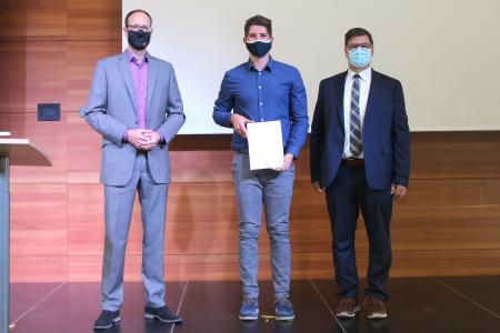 Stolz präsentiert Fabian Schäfer (Mitte) seine Urkunde. Er wurde im Rahmen der AIM von Markus Kilian, Geschäftsführer von Südwestmetall, (links) und Konrad Grimm, Geschäftsführer der Maschinenfabrik Alfing Kessler GmbH, mit dem Förderpreis des Fördervereins ausgezeichnet