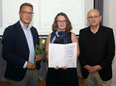 Caroline Berlage (center), former student at PicoQuant, receiving the Physik-Studienpreis 2019 of the Physikalische Gesellschaft zu Berlin (PGzB) from Adrian Grasse (left), Siemens AG, and Prof. Dr. Martin Wolf, chairman of the PGzB. Photograph courtesy of the PGzB (https://www.pgzb.tu-berlin.de/index.php?id=1019)