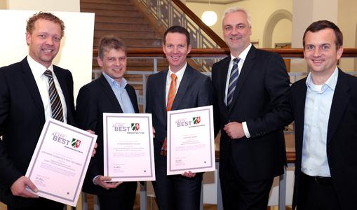 (von links nach rechts): Jürgen Greiwing, Geschäftsführer der GREIWING GmbH, Rüdiger Sasse, Geschäftsführer der Feinbrennerei Sasse, Björn Kemper, Geschäftsführer der KEMPER GmbH, NRW-Wirtschaftsminister Garrelt Duin sowie Maik Porsch, Geschäftsführer der Agentur Sputnik. Es fehlt Achim Lüling, Geschäftsführer der BURG F.W. Lüling KG