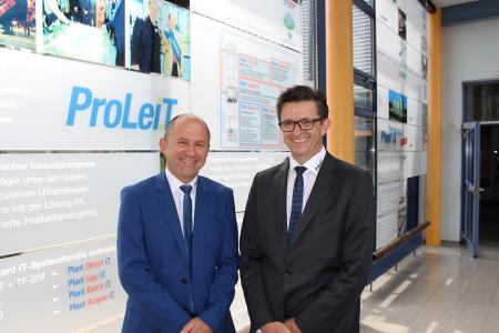 The new Management Board Directors Jürgen Wölfl and Josef Buchsteiner (f.l.)