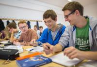 Die TU Ilmenau möchte mit verschiedenen Angeboten jungen Menschen in der Studieneingangsphase den Studieneinstieg erleichtern (© TU Ilmenau / Michael Reichel)