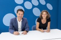 Auf gute Partnerschaft: Regionspräsident Steffen Krach und MHH-Präsidentin Denise Hilfiker-Kleiner unterzeichnen die Vereinbarung Auf gute Partnerschaft: Regionspräsident Steffen Krach und MHH-Präsidentin Denise Hilfiker-Kleiner unterzeichnen die Vereinbarung