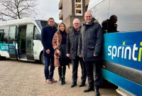 Wirtschaftsminister Olaf Lies, ÜSTRA-Vorständin Elke van Zadel, Sehndes Bürgermeister Olaf Kruse und Verkehrsdezernent Ulf-Birger Franz haben sich zu sprinti ausgetauscht. / Credit: Region Hannover/Borschel.