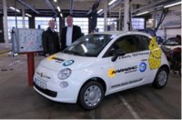 Der erste Karabag 500 Elektrik von 700 geplanten Elektro-Autos einer Flotte, die 2010 auf Deutschlands Straßen kommen wird, wurde jetzt bei TÜV Hanse geprüft und zugelassen.                    Im Hintergrund: TÜV Hanse Geschäftsführer Klaus Balow (rechts) und Unternehmer Sirri Karabag (links)
