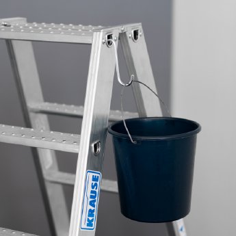 Der_Eimerhaken_im_Einatz_an_der_KRAUSE_R13-Stehleiter_RGB96.jpg