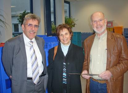 Bernd Jung (Personalleiter und Mitglied der erweiterten Geschäftsleitung, links) überreicht Angelika und Hans Habermann von der Lautereckener Tafel eine Geldspende.