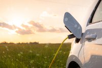 In Zukunft werden Elektroautos mit ihren Batteriespeichern auch als eine Art Kraftwerk zum Einsatz kommen. Das macht dann sehr viel Sinn, wenn man dafür alle E-Fahrzeuge nutzt, die gleichzeitig am Netz hängen. Man spricht hierbei von einem Schwarmkraftwerk, das neben dem Laden beziehungsweise Speichern bei Bedarf auch Energie abgeben kann, um das Netz zu stabilisieren …

Bildhinweis: Unter Verwendung von © 24K-Production - stock.adobe.com, Autor Gregor Jeric