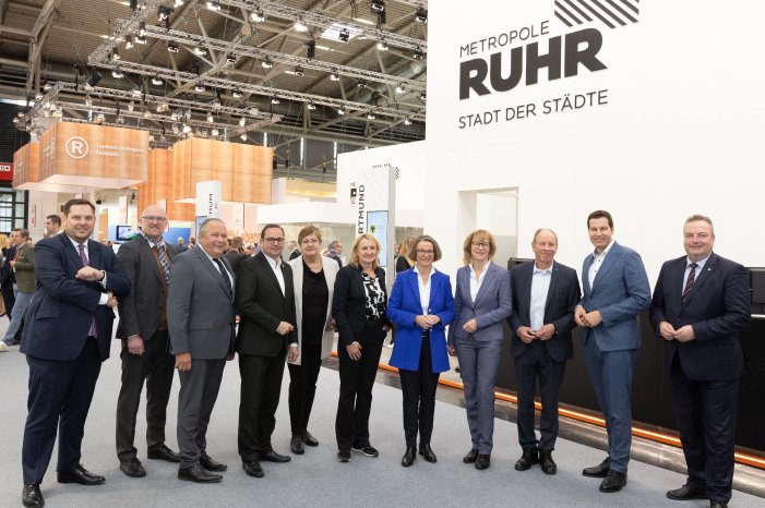 EXPO REAL Metropole Ruhr Fotos der Oberbürgermeister Landräte RVR BMR mit Ministerin Scharrenbac.jpg