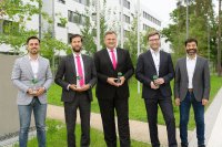 Freuen sich über den ersten Siemens Sustainability Award: A.C., Mathias Heun, Jörg Maschuw, Phillip Falkenhagen (v.l.) und Levent Sander, der den Preis überreichte