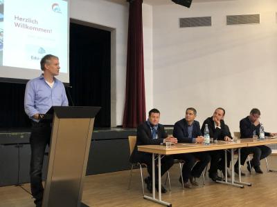 Pressekonferenz mit Schulleiter Jürgensen-Engl (am Pult), rechts Thomas Jordans und weitere Unterstützer