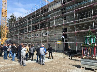 Richtfest - Der Richtspruch für den Neubau der Jenaer Antriebstechnik wird vom Polier gesprochen