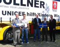 Bei der Übergabe des F1-Trucks. Von links: Krone Vertriebsvorstand Gero Schulze Isfort/ Matthias und Christian Söllner/ geschaftsführender Beiratsvorsitzender der Krone Holding, Dr. Jürgen Föhrenbach/ Renault Trucks Marketingdirektor Dr. Thomas Dmoch