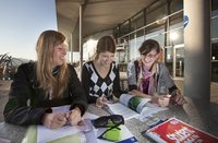 Studierende auf dem Campus der TU Ilmenau
