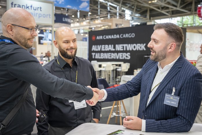 messefotograf-handschlag-am-air-canada-cargo-stand-muenchen.jpg