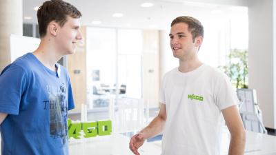 WAGO-Azubi Bill James Bergmann (rechts) tauscht sich mit Knut Knollmann über die Ausbildung zum Werkzeugmechaniker aus