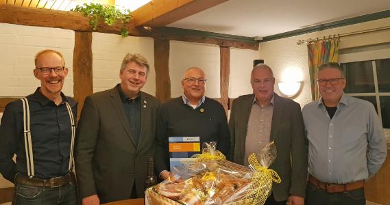 Mit dem "Goldenen Zunftzeichen" der Tischlerinnung Vechta wurde Uwe Walkenhorst ausgezeichnet. V.l.n.r.: Heiner gr. Beilage (Geschäftsführer bauXpert H. gr. Beilage Vechta), Andreas Theilen (Obermeister Tischlerinnung Vechta), Uwe Walkenhorst (Remmers-Handelsvertreter), Ludger Dasenbrock (Außendienst bauXpert H. gr. Beilage) und Gregor Meyer (stellvertretender Innungsmeister Vechta) / Bildquelle: Heiner gr. Beilage, Vechta