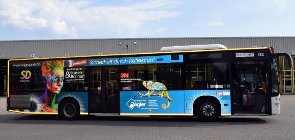 Reflektierende Fahrzeugwerbung im Nahverkehr