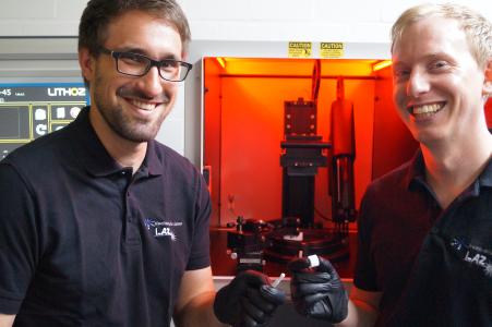 Die wissenschaftlichen Mitarbeiter des LaserApplikationsZentrums der Hochschule Aalen Johannes Neuer und Simon Ruck (von links) zeigen 3D-gedruckte Hochleistungskeramik-Bauteile aus dem Lithoz CeraFab 7500 © Hochschule Aalen/ Gaby Keil