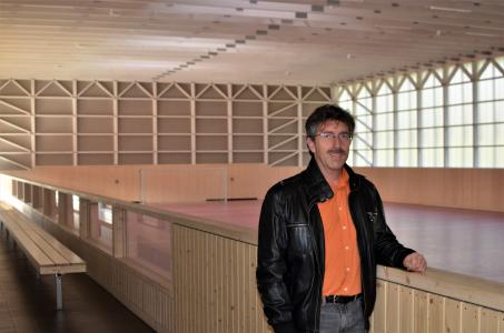 Josef Straubinger, Geschäftsleiter der Gemeinde Haiming, in der neu errichteten Sporthalle des SV Haiming, die das Münchener Architekturbüro Almannai Fischer entworfen hat. Der moderne Zweckbau wurde 2017 mit dem Deutschen Holzbaupreis ausgezeichnet. Foto: Achim Zielke für den GIN, Ostfildern; http://www.nagelplatten.de