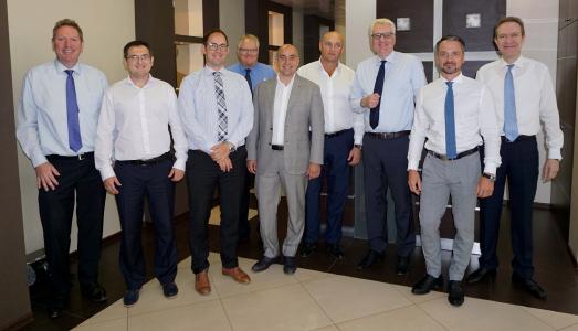 Signing of the contract in Moscow: Dr. Rolf Degel (left), Vice President Nonferrous Metallurgy, and Dr. Guido Kleinschmidt (3rd from right), Member of the Managing Board, both from SMS group GmbH, Vladislav Sviblov, Vice President Development Pik Group, Russia (center), Alexander Sharuda, General Director, (4th from right), Vladimir Zotov, Development Director, (2nd from right), IC VAP, Russia