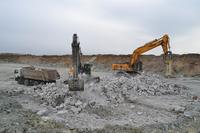 Die sprengstofflose Gesteinsgewinnung verlangt eine lückenlose logistische Kette. Eine effiziente Lademaschine mit einem erfahrenen Bediener und ausreichende Transportkapazität können die Produktivität erhöhen, weil der Hydraulikhammer dann ausschließlich für das Brechen des Gesteins eingesetzt werden kann. Nach dem Laden ist die Fläche frei und eben für den nächsten Arbeitszyklus des Hydraulikhammers