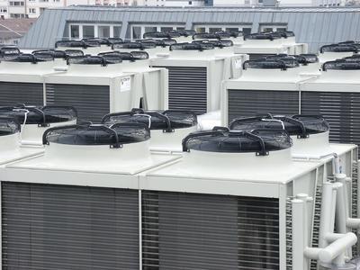 Ab 10 Grad Außentemperatur nutzen Freikühler auf dem Dach des Karlsruher 1