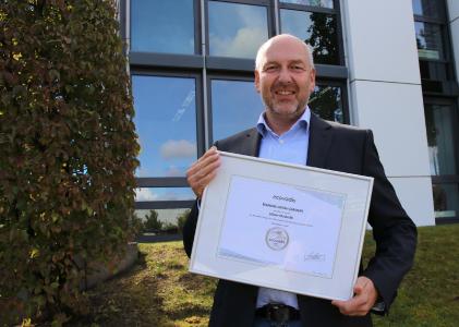 Bernd Hesse, Geschäftsführer Consulting & Human Resources der maihiro GmbH, freut sich über die erneute EcoVadis-Auszeichnung / Foto maihiro