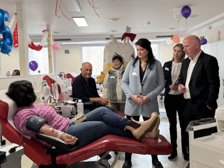 Regierender Bürgermeister Kai Wegner gratuliert Haema zu 25 Jahren in Berlin Hellersdorf (7).jpg