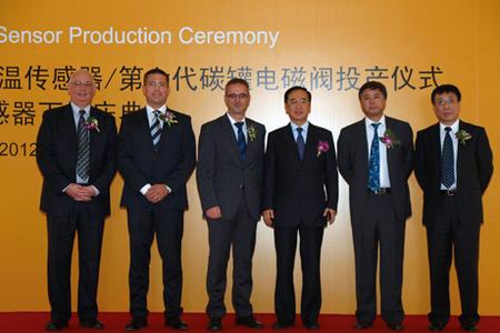 Von li. nach re.: Marc Ulbrich, Vice President Sensors & Actuators Asia, Powertrain, Mathias Miedreich, Vice President Sensors & Actuators EES, Powertrain, Klaus Hau, Executive Vice President Sensors & Actuators, Powertrain, Liu Runpu, Vice Director of Jilin Province People's Congress, Zhang Huanqiu, Director of Changchun City Economic Technology Development Zone, Pang Jichun, Deputy Secretary General of Changchun City