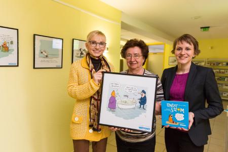 Die Bürgermeisterin der Stadt Wittenburg und die Bürgervorsteherin Sybill Moß haben mit der WEMAG-Mitarbeiterin Melanie Lemke (v. l.) im Amt Wittenburg die Cartoon-Ausstellung "Unter Strom" eröffnet. Foto: WEMAG/Stephan Rudolph-Kramer