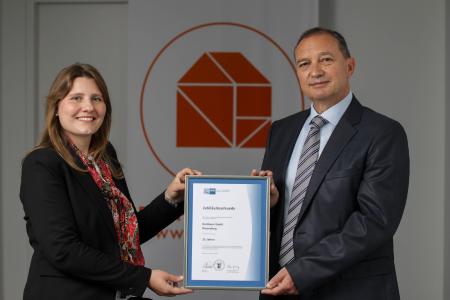 Stolz auf 25 Jahre erfolgreiche Unternehmensgeschichte; v. l. n. r. Cornelia Koerfers (Prokuristin, Leitung Projekte & Entwicklung), Wolfgang Brugger (Geschäftsführer); Quelle: DocHouse GmbH