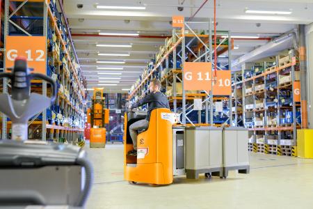 Der STILL Sitz-Niederhubwagen FXH 20/25 N ist mit einer Fahrgeschwindigkeit von bis zu 12 km/h speziell für den schnellen und sicheren Horizontaltransport von Waren bis zu 2.500 kg konzipiert / Foto: STILL GmbH