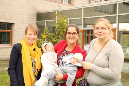 Erstes Kennenlernen beim Bäumchenfest: Kathleen Hohenstein, Dezernentin für Studien- und Prüfungsangelegenheiten, trifft auf Emmi und Bela Elias, den Nachwuchs ihrer beiden Kolleginnen Christina Wanke (l.) und Mandy Schatzmann (r.).