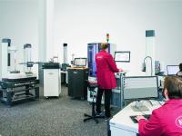 MarWin Remote Monitor (rechter Monitor) liefert Daten, mit denen mehrere Messplätze überwacht und besser ausgelastet werden können