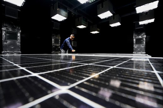 TÜV Rheinland_Pressefoto_01_Solarmodule im Check.jpg