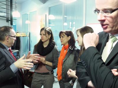 Im Gespräch Dr. Walter-Borjans, Finanzminister NRW mit Nele, Iris und Jana Mormann. Rechts im Vordergrund Investor Wilhelm Mormann, Geschäftsführender Gesellschafter COBUS ConCept GmbH
