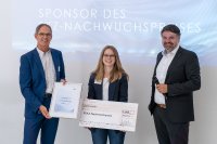 At the award ceremony for the SKZ Young Talent Award as part of the Network Day: SKZ CEO Prof. Dr.-Ing. Martin Bastian and Andreas Rößler, Customer Engineering Department Manager at OPmobility, present Henriette Quitter with a certificate and cheque. (Photo: Luca Hoffmannbeck, SKZ)