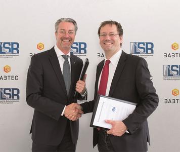 Prof. Dr. Stefan Bracke (r.) von der Bergischen Universität Wuppertal und Babtec-Geschäftsführer Michael Flunkert freuen sich über die gemeinsame Entwicklung des Software-Moduls für Warranty Management und Felddaten.