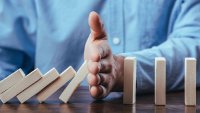 Zahlungsausfälle können eine Kettenreaktion auslösen. Factoring hilft, diese frühzeitig zu stoppen.