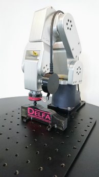 Mecademic von NEXT. robotics mit montiertem Sensor und seitlich angebrachter Auswerteelektr.jpg