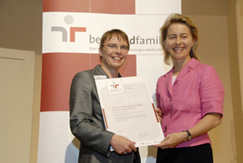 Senatorin Anja Hajduk nimmt als Behördenchefin das audit offiziell im Berliner Congress Center von Bundesfamilienministerin Ursula von der Leyen entgegen.