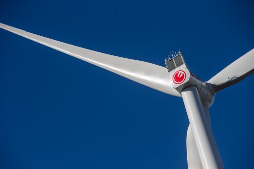Neue Windenergieanlage von HAMBURG ENERGIE im Hamburger Hafen.JPG