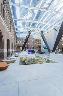 Das neue Port House ist baukörperliches Bindeglied zwischen Stadt und Hafen – auch im Inneren wird über Blickachsen diese Verbindung hergestellt / Bildnachweis: Schüco International KG