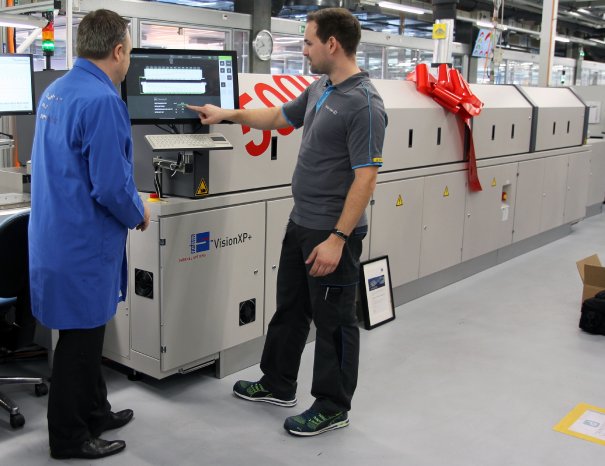 (2) Rehm übergibt 5000. Reflow-Lötsystem.jpg