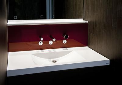 Ermöglichen ästhetische Sanitärraumausstattung – die weiterentwickelten All-in-one Waschplatzmodule (Wasser/Seife/Luft) mit Nischenwaschtisch QUADRO und Glasbeplankung aus Einscheiben-Sicherheitsglas.