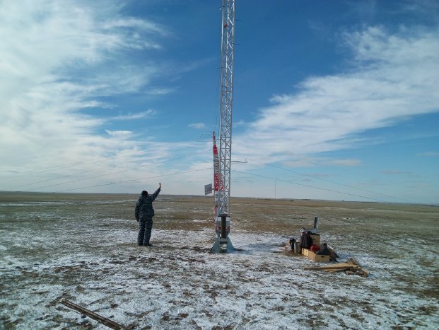 erecting meteo tower in russia.jpg